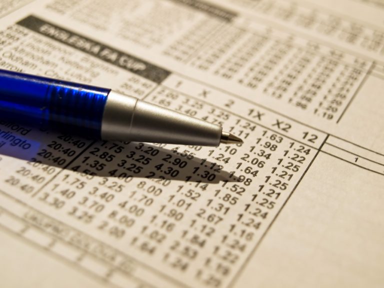 Ce au păţit cei doi poliţişti care au fost prinşi la pariuri