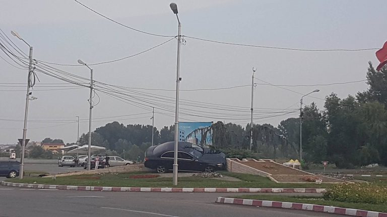 TÂRGOVIŞTE: Accident spectaculos. Un bolid a “aterizat” în rond | FOTO