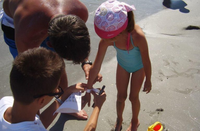 Plecați cu copiii la Marea Neagră? Există un accesoriu foarte util: brăţara de vacanţă!