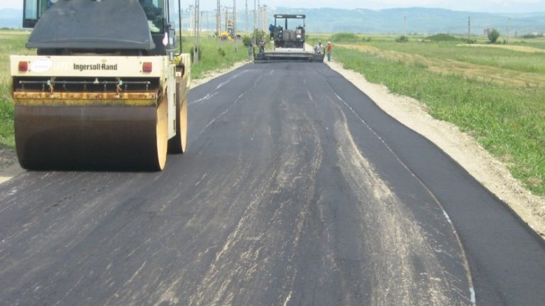 Pentru şoferi! Unde se lucrează şi ce drumuri prezintă degradări şi alte pericole