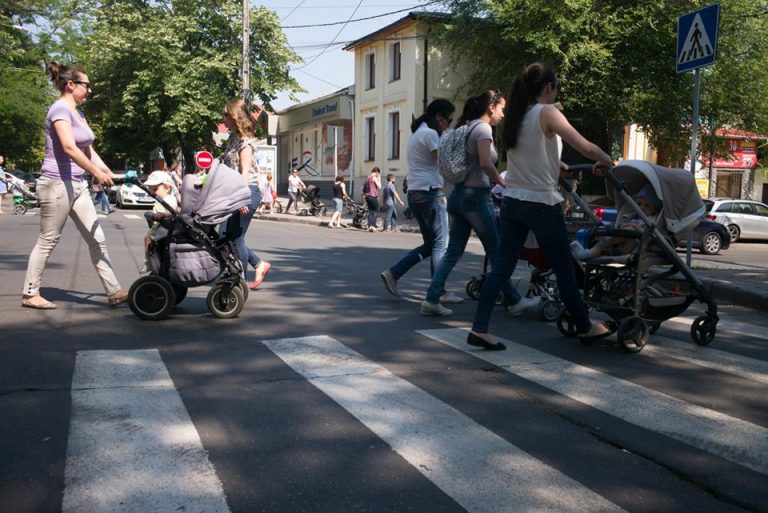 Sute de mămici, înşelate pe Facebook. Li se promiteau pamperşi la superpreţ