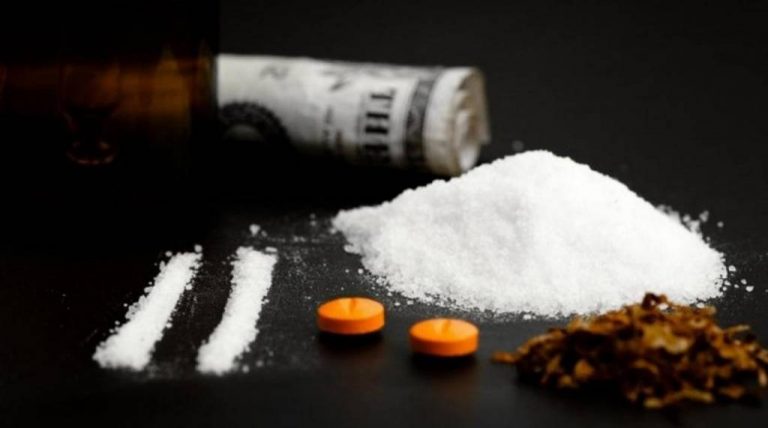 TÂRGOVIŞTE: Tineri traficanţi de droguri s-au trezit cu DIICOT peste ei. Ce cantitate de droguri s-a găsit