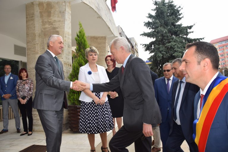 Premieră în Dâmbovița. Ambasadorul SUA, în vizită de două zile în județ | FOTO