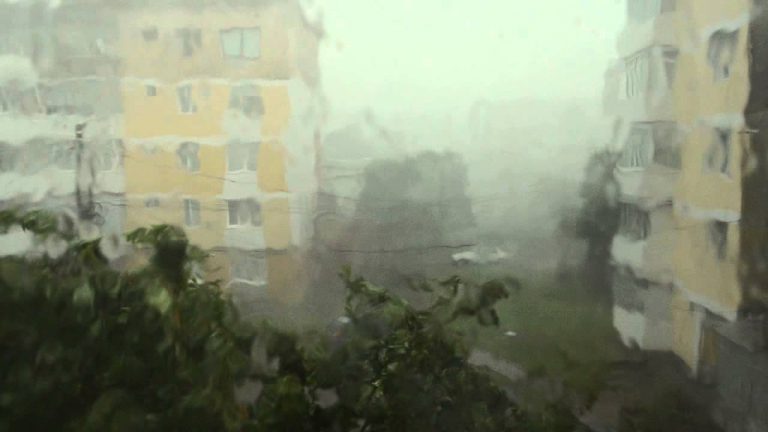 Dâmbovița, de la caniculă, la averse torențiale și vijelii