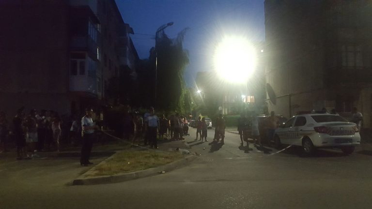 TÂRGOVIȘTE: Copil de șapte ani și mama sa, accidentați de o mașină care s-a urcat pe trotuar