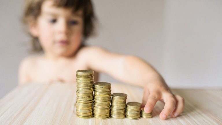 Indemnizația pentru creșterea copilului a fost plafonată. Cât va fi aceasta din septembrie