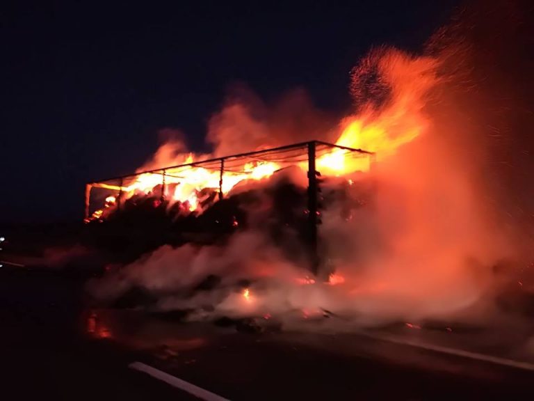DÂMBOVIŢA: O remorcă a luat foc pe autostradă. Autocamionul se afla în mers. Incendiul a fost puternic | FOTO