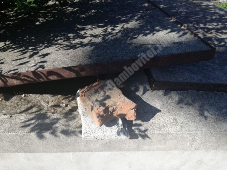 DÂMBOVIŢA: Incredibil! Au dat spargere în cimitir. Hoţii au luat bani şi bunuri din cavouri