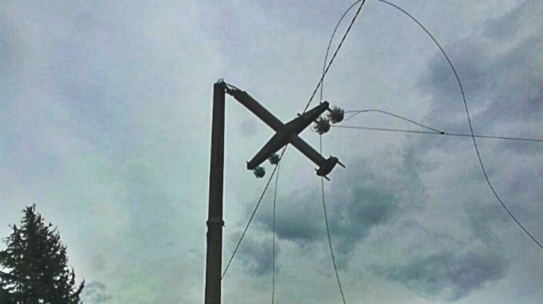 Furtuna a făcut prăpăd! Peste 20.000 de dâmbovițeni au rămas fără curent electric