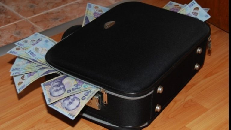 DÂMBOVIŢA: S-a trezit cu locuinţa jefuită. Hoţii au furat o sumă mare de bani, dar şi bijuterii