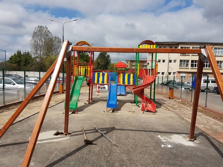 TÂRGOVIŞTE: Un nou loc de joacă. Va fi dotat cu echipamente de fitness, suprafaţă sintetică, bănci şi va dispune de spaţiu verde