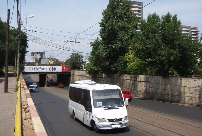 Dâmboviţenii, nemulţumiţi de ATYC: ”Ei fac regulile cum vor. Transportă oamenii ca pe sardine, miroase urât în unele microbuze şi mai scumpesc şi biletul”