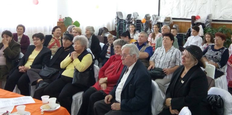 De ziua lor, spectacol pentru bunici la Moreni