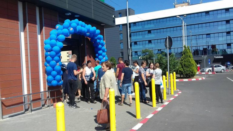 Nebunie mare la deschiderea magazinului Pepco din Târgoviște!