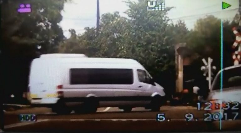 TÂRGOVIŞTE: Un şofer de microbuz a trecut calea ferată fără să se asigure | VIDEO