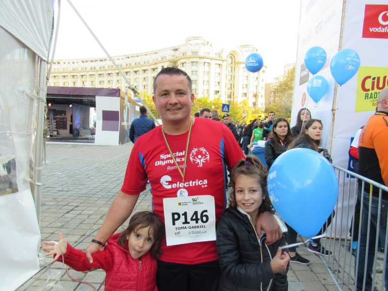 Voluntari din Târgoviște au alergat la cursa Special Olympics. “DA, se poate face mai mult pentru copiii cu dizabilități intelectuale”