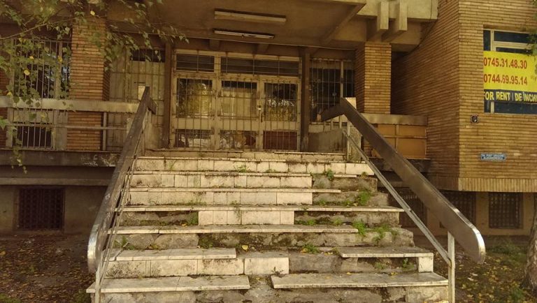 Din ciclul ”ruinele” centrale ale Târgoviștei. Clădire deplorabilă vecină cu primăria | FOTO