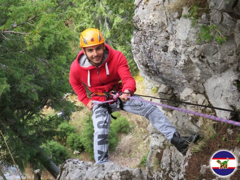 Tineri voluntari, supuşi unor provocări în Munţii Bucegi | GALERIE FOTO