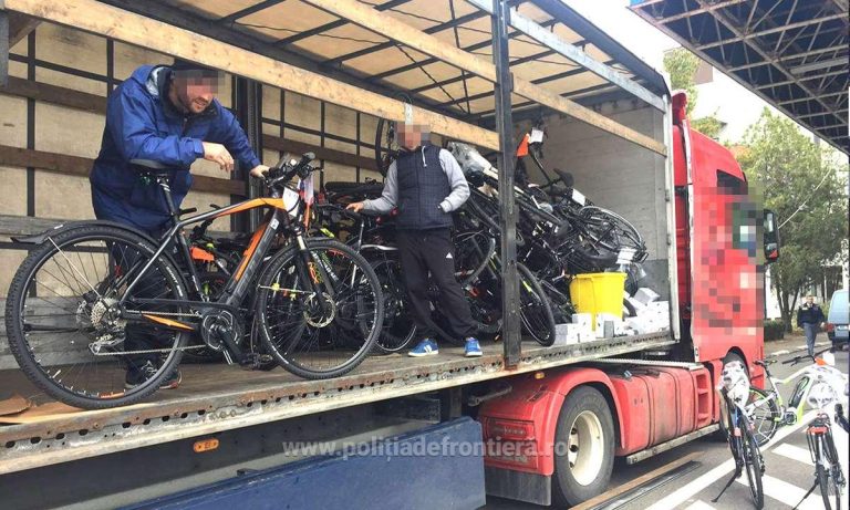 Doi fraţi din Dâmboviţia, prinşi încercând să introducă în ţară biciclete furate din Germania. Ce au declarat aceştia