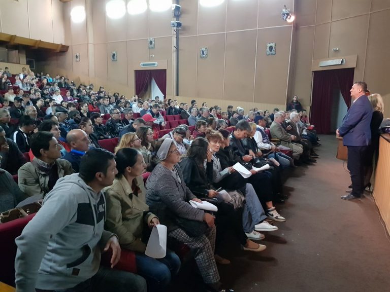 TÂRGOVIŞTE: Sute de persoane la bursa locurilor de muncă pentru absolvenți