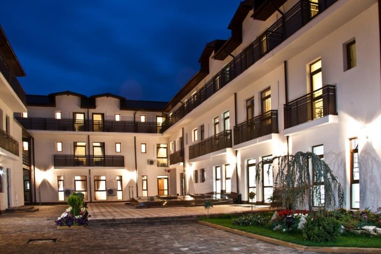 TÂRGOVIŞTE: Simte magia sărbătorilor de iarnă la Hotel King! Preţuri speciale pentru Crăciun şi Revelion