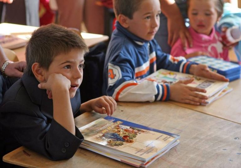 Ministerul Educației cere ca manualele să fie considerate ”bunuri de interes public”
