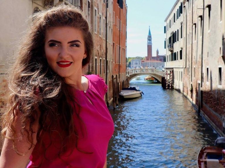 O târgovişteancă, nominalizată pentru titlul de “Cel mai popular blogger de travel din România”. Oferă-i un vot!