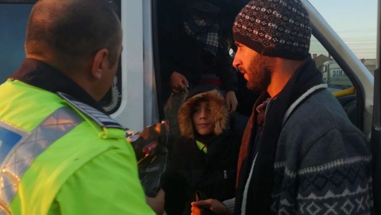 Imigranţi irakieni, găsiţi abandonaţi pe un câmp din Dâmboviţa
