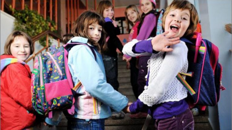 Elevii din clasele primare și preșcolarii intră în vacanță