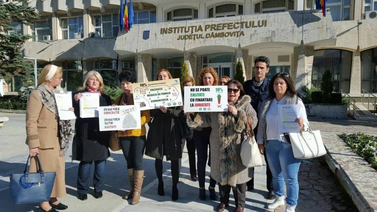 TÂRGOVIŞTE: ACUM! Protest pe Platoul Prefecturii | GALERIE FOTO