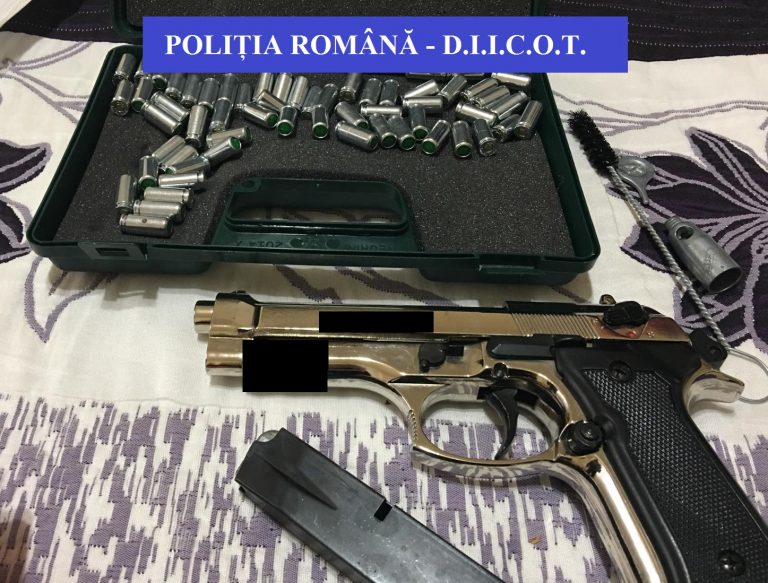 Descinderi în forță la proxeneții din Dâmbovița. Aceștia racolau fete și le trimiteau în Spania. Ce au descoperit polițiștii | FOTO