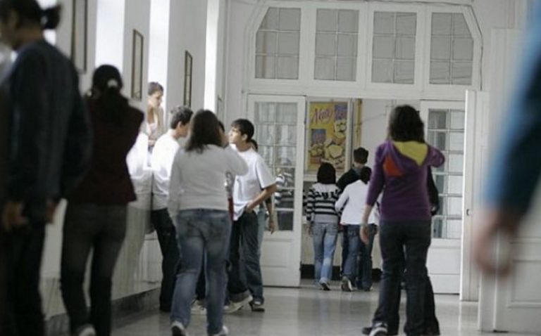TÂRGOVIȘTE: Un minor, reclamat că își hărțuiește sexual colegele