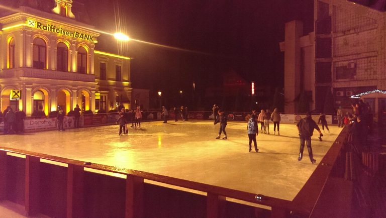 TÂRGOVIȘTE: S-a redeschis patinoarul. Se beneficiază și de gratuitate