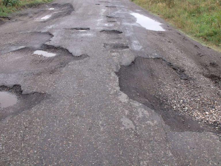 Atenție la drumurile dâmbovițene cu degradări și pericole