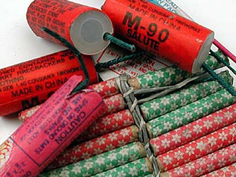 TÂRGOVIŞTE: O femeie a fost prinsă de poliţişti vânzând articole pirotehnice interzise