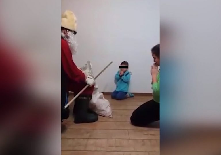 ŞOCANT: Copil umilit de Moş Nicolae. Ameninţat şi lovit cu băţul. Totul a fost pus la cale de mama sa. „Dacă eşti rău îl chem pe Moşul iară” | VIDEO