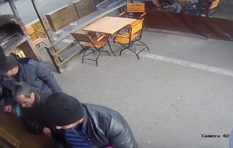 TÂRGOVIŞTE: Cum păcălesc trei escroci o casieră. Totul a fost filmat! | VIDEO