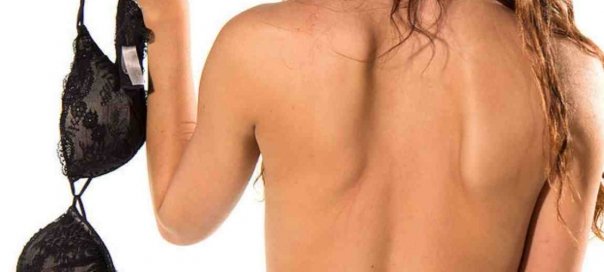 INCREDIBIL! O tânără studentă a fost plătită cu 7.000 de euro ca să-şi dea sutienul jos!