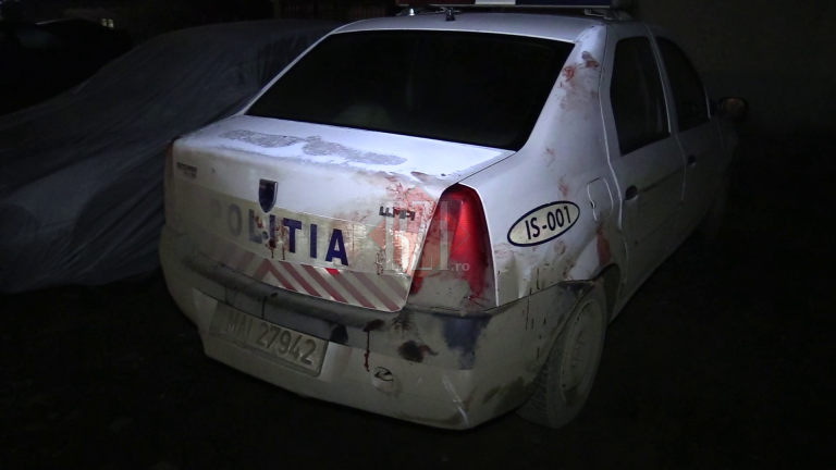 Scene de groază! O maşină de poliţie a fost spartă de un individ plin de sânge!