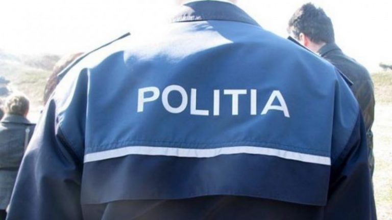 Uluitor! Un şofer îi cere despăgubiri poliţistului care a încercat să-i tracteze maşina înzăpezită