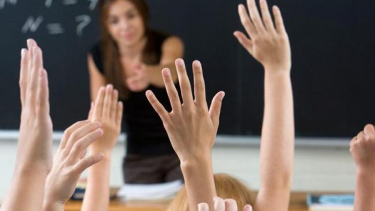Dascălii, liniştiţi de sărbători: au fost aprobaţi banii pentru salariile şi hotărârile judecătoreşti