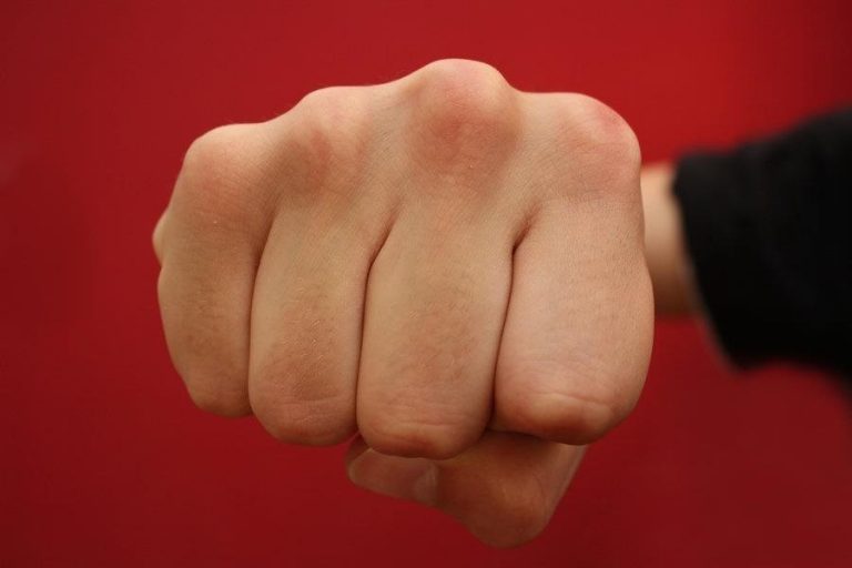 Bătaie la o şedinţă de Consiliu Local. Mai mulţi consilieri au ajuns la urgenţe