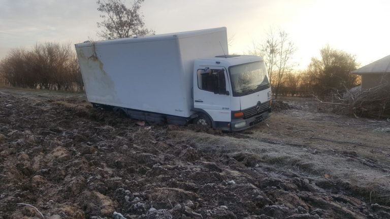 DÂMBOVIŢA: Prinşi de jandarmi furând produse petroliere din conducte. Au folosit maşini cu plăcuțe cu numere de înmatriculare furate