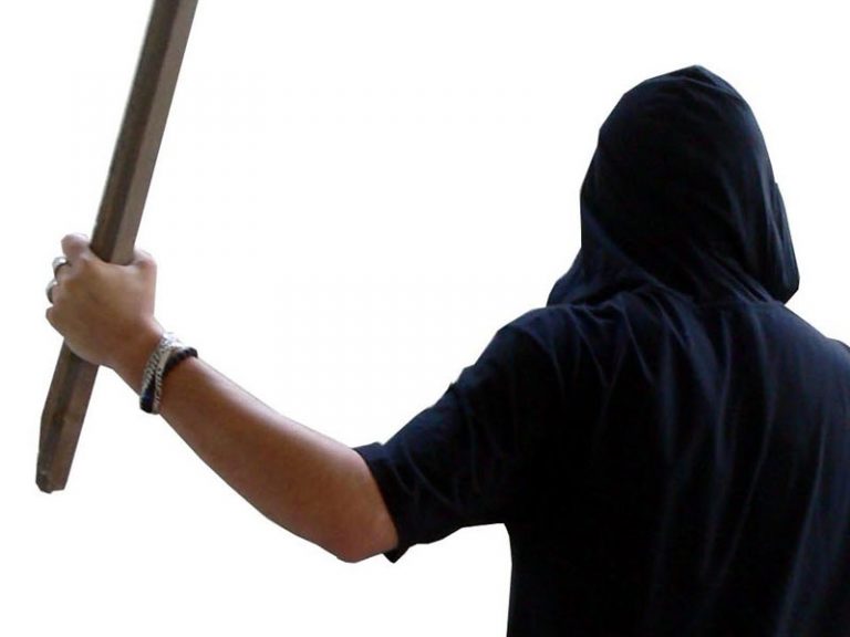 DÂMBOVIŢA: Doi hoţi au dat spargere într-o locuinţă, iar apoi s-au luat la bătaie