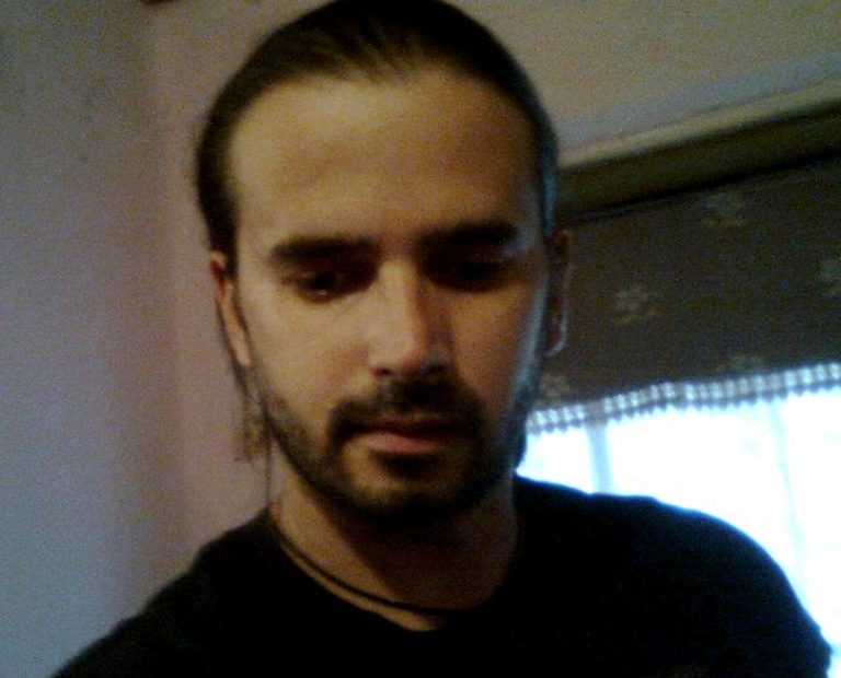 Tânăr din Dâmboviţa, reţinut de poliţişti după ce a lansat ameninţări pe facebook