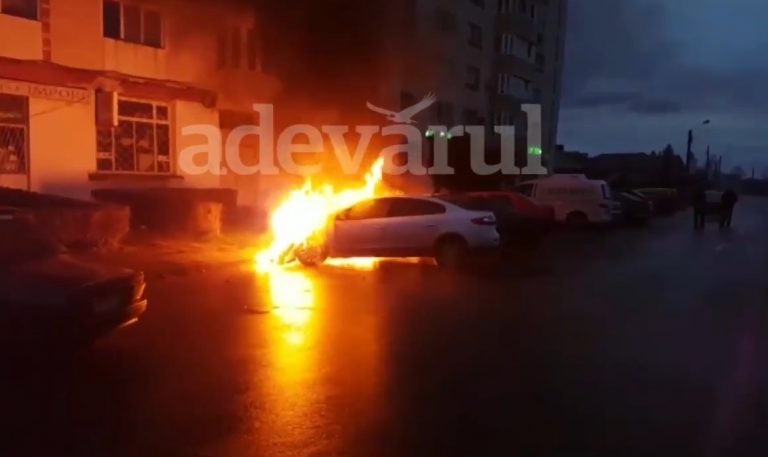 TÂRGOVIŞTE: O maşină a explodat. Alte două autovehicule au fost avariate de incendiul puternic