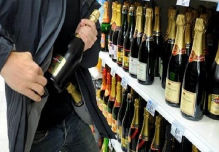 TÂRGOVIŞTE: Un tânăr a furat băutură dintr-un magazin. Poliţiştii l-au identificat