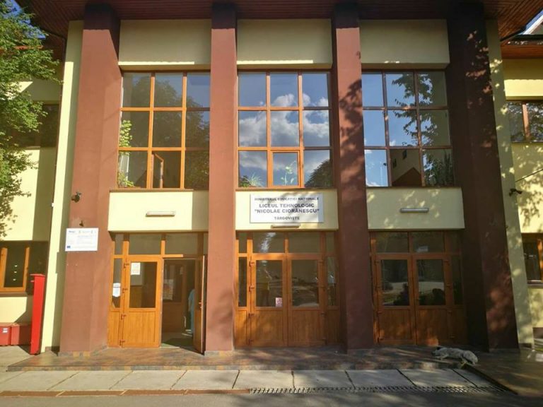 56 de elevi de la un liceu din Târgovişte învaţă o meserie şi sunt plătiţi pentru asta