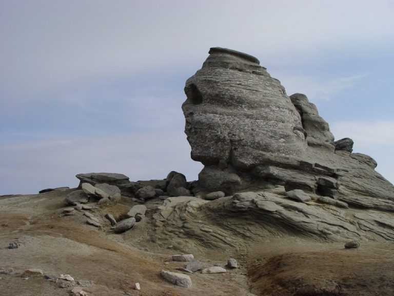 Două dintre cele mai mari obiestive turistice din Dâmboviţa. “Stânca, cu înfățișare omenească, privește spre cercul de precesie al echinocțiilor”