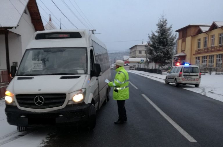 DÂMBOVIŢA: Poliţiştii au verificat legalitatea transportului de persoane şi de elevi. S-a lăsat cu amenzi